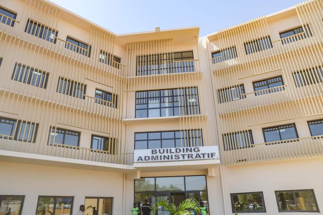 El_Hadjimalick's tweet photo. Nous avons œuvré pour l'équité territoriale et la reconquête de la dignité administrative. Le Président Macky Sall a salué cette réalisation, inaugurant la SAR baptisée à son nom. Un bijou majestueux à Kaffrine, avec d'autres à venir à Sedhiou, Fatick, et Kedougou.
#EMG
#AGETIP https://t.co/NeieGnTvq7