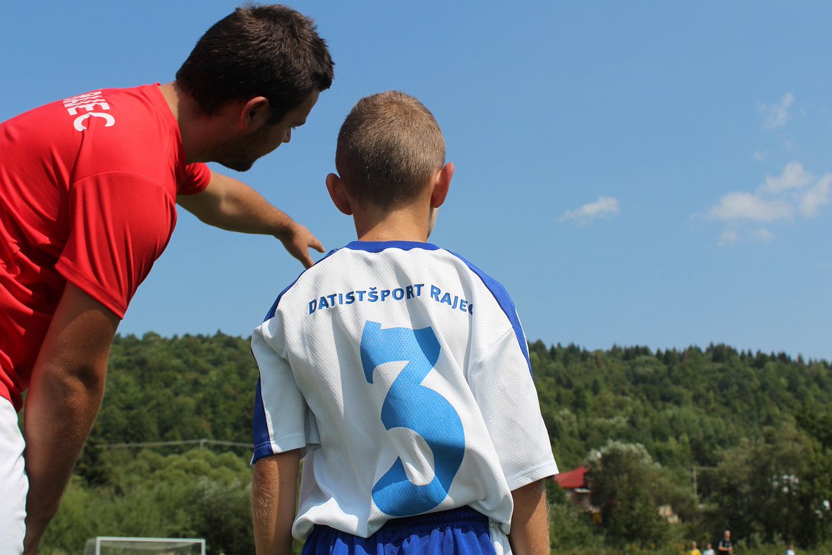 En los partidos de fútbol base hay entrenadores que no paran de dar instrucciones a los niños.

Esta vez hablaremos del 𝐬𝐢́𝐧𝐝𝐫𝐨𝐦𝐞 𝐝𝐞𝐥 𝐞𝐧𝐭𝐫𝐞𝐧𝐚𝐝𝐨𝐫 𝐝𝐞𝐥 𝐩𝐥𝐚𝐲 𝐬𝐭𝐚𝐭𝐢𝐨𝐧, desgraciadamente muy habitual en los campos de fútbol.