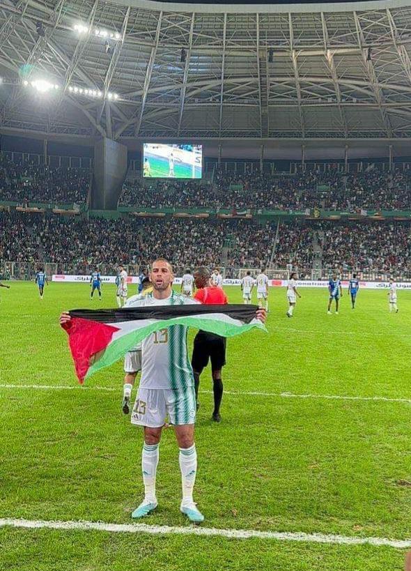 صورة اليوم ،،
إسلام سليماني يحتفل برفع العلم الفلسطيني بعد تسجيله الهدف الثالث للمنتخب الجزائري ضد الصومال في تصفيات كأس العالم .