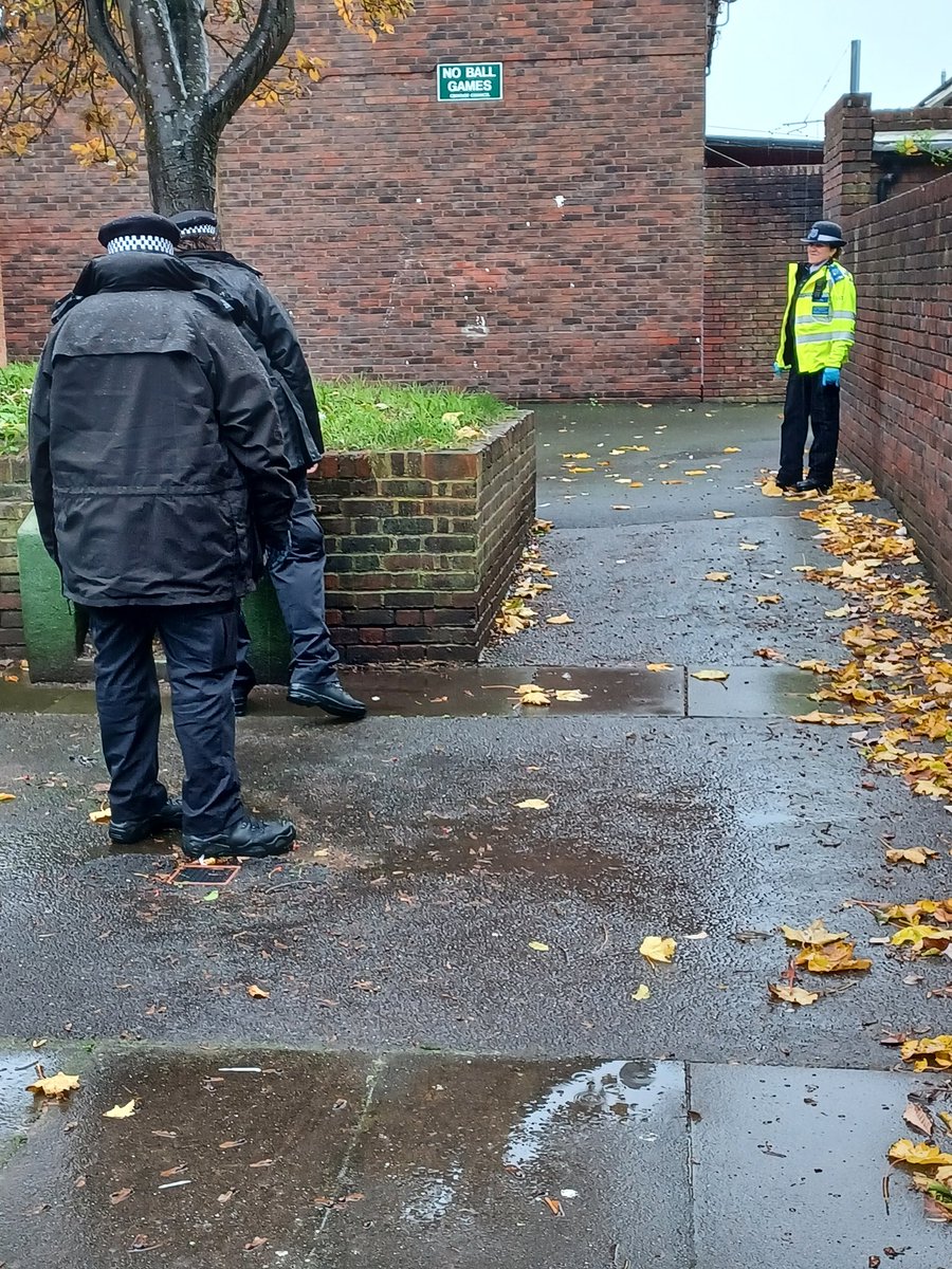 MPSWestCroydon's tweet photo. Fairfieldsnt and Croydon Town Centre Team conducted a weapons sweep of the Tamworth estate today.
We are glad to say no weapons were found
If you would like us to join you on a joint weapons sweep, please contact us.
#FairfieldSnt #opsceptre @MPSCroydon https://t.co/3U4vXCnUMX