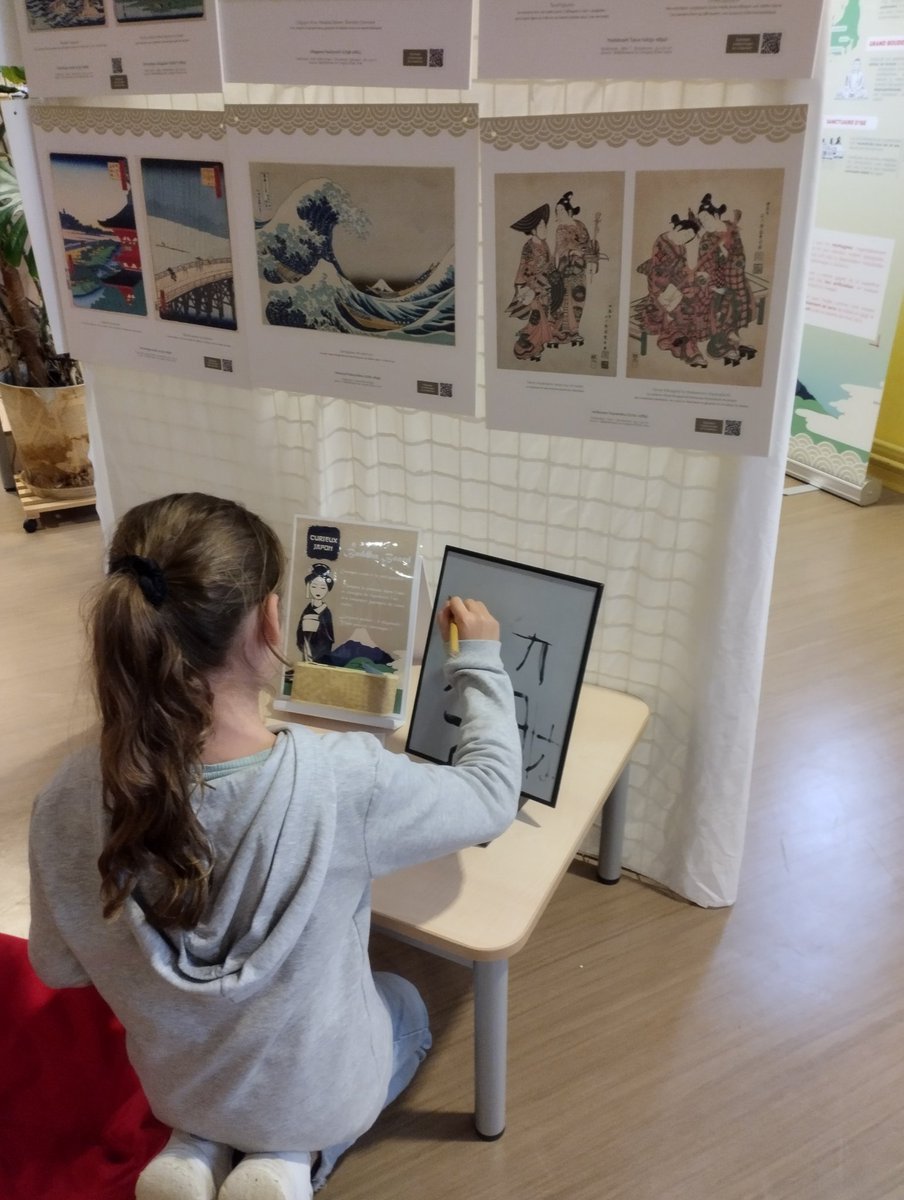 CDILeFerronay's tweet photo. Découverte des traditions et de la société  japonaise grâce à l'exposition "Curieux Japon" ⛩️ @LaManche50 🇯🇵 #BuddhaBoard #ManekiNeko #estampes #calligraphie https://t.co/eQJwGEcoQv