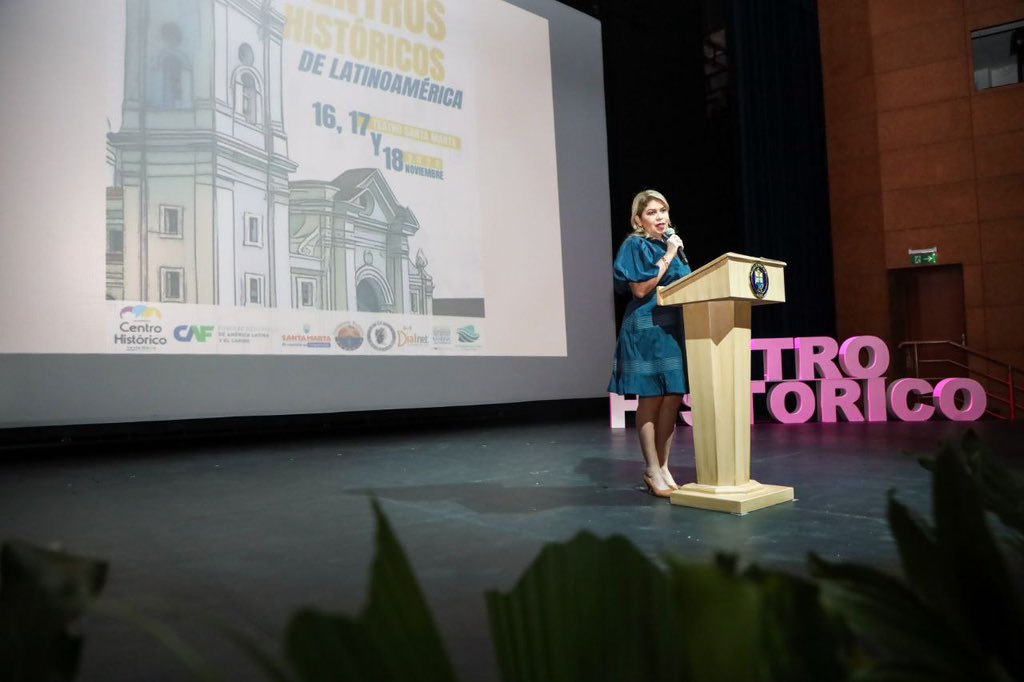 VirnaJohnson's tweet photo. Somos los anfitriones del I Foro de Centros Históricos de Latinoamérica, estuvimos dándole la bienvenida a sus asistentes. 

Los Gobiernos del Cambio hemos transformado el corazón de Santa Marta, recientemente con la entrega de la Cra 5ta, la transformación del Camellón de la Bahía, la puesta en funcionamiento del Teatro Santa Marta, además iniciamos obras como el colector de Bellavista que culmina en la Cra 1ra.

También trabajamos a través de @promsocialsmr, @secretariagob e @INDETURSMR con acciones que mejoren la experiencia del Centro Histórico para samarios y turistas.