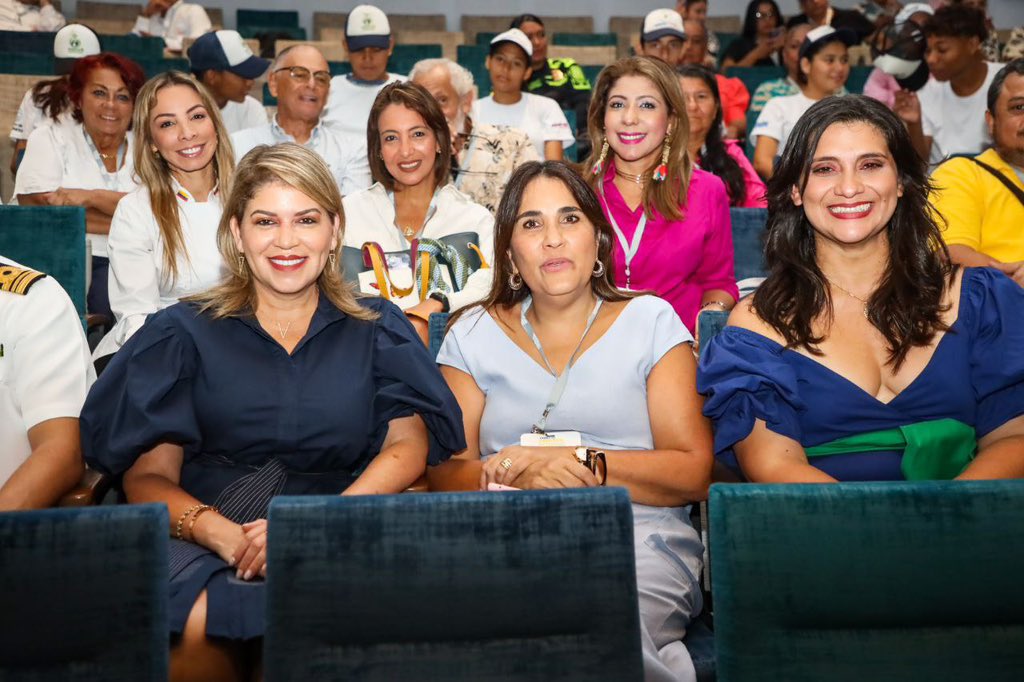 VirnaJohnson's tweet photo. Somos los anfitriones del I Foro de Centros Históricos de Latinoamérica, estuvimos dándole la bienvenida a sus asistentes. 

Los Gobiernos del Cambio hemos transformado el corazón de Santa Marta, recientemente con la entrega de la Cra 5ta, la transformación del Camellón de la Bahía, la puesta en funcionamiento del Teatro Santa Marta, además iniciamos obras como el colector de Bellavista que culmina en la Cra 1ra.

También trabajamos a través de @promsocialsmr, @secretariagob e @INDETURSMR con acciones que mejoren la experiencia del Centro Histórico para samarios y turistas.