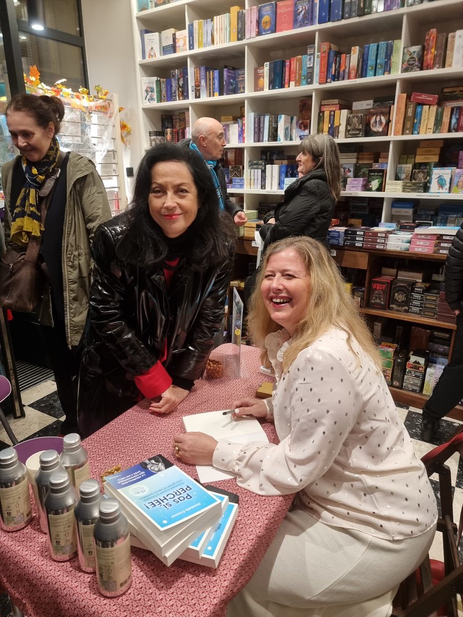 @LibertyMag_off 16/11/23 Librairie L’Inconnue, 37 rue Saint André des arts, Paris avec une « Pas si perchée » très perchée comme je les aime <a href="/chriscrosnier/">Crosnier Christelle</a> @Tredaniel