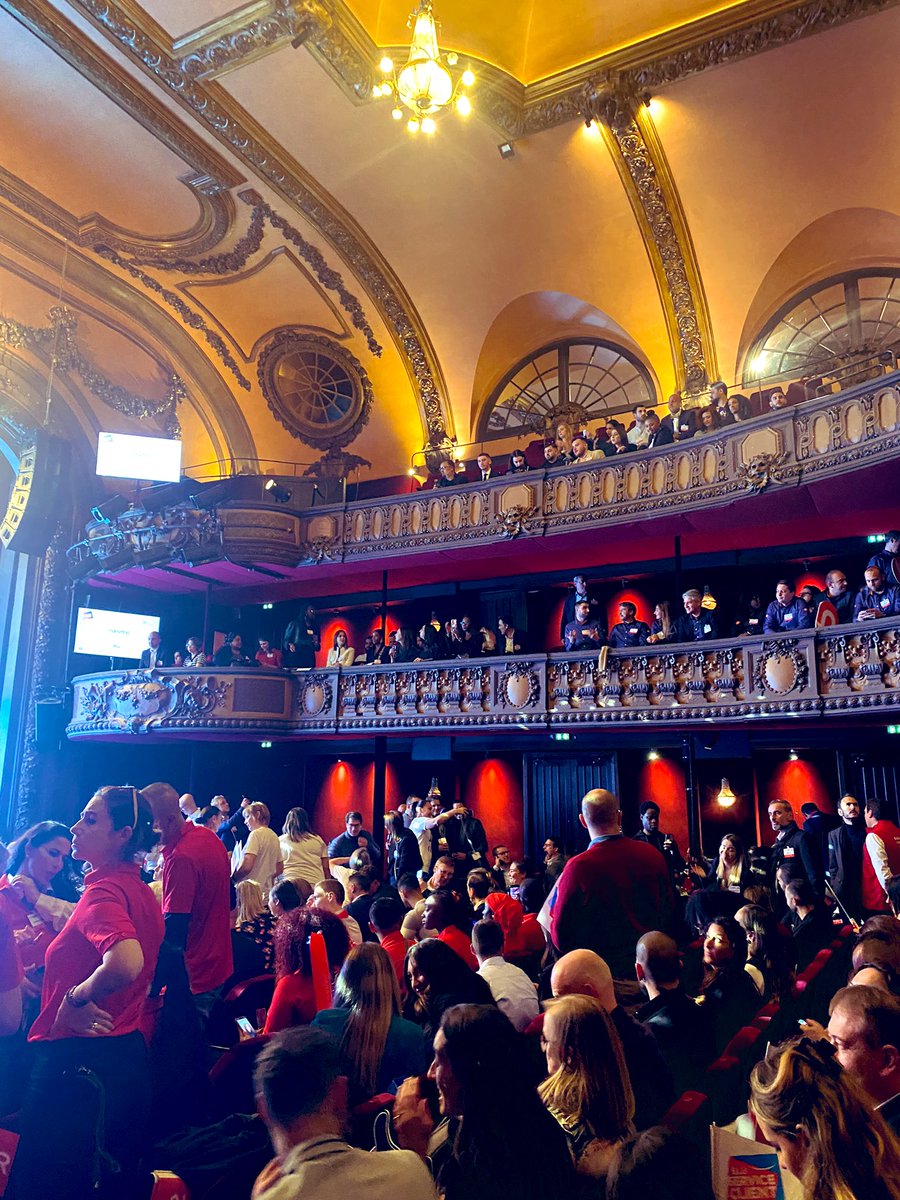 BVA_Xsight's tweet photo. 🔴 En direct du Trianon. 
Présentation ce soir en avant-première des résultats de l’édition 2023 de l’Observatoire des Services Clients à la soirée #ESCDA2024 #CX #RelationClient https://t.co/Cjxd6OYOBV