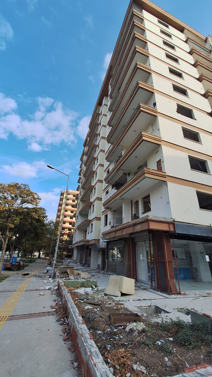 <a href="/enver_ozonay/">Enver Özonay 🌻🌻🌻</a> <a href="/selcukktepeli/">Selçuk Tepeli</a> @FOXhaber <a href="/izdeda/">İzmir Depremzedeleri Dayanışma Derneği (İZDEDA)</a> <a href="/RTErdogan/">Recep Tayyip Erdoğan</a> <a href="/mehmetozhaseki/">Mehmet Özhaseki</a> Resmi yetkililer,BAYRAKLI DA 
Hafif-Orta hasarlı evlerde oturmayın,güçlendirme de yapmayın dediler.
İskelet binalar yıkıldı yıktırıldı.
İZMİR 2020 Ekim Depreminden buyana 4 YILDIR vaad veren çok.
Gerçek;
Depremzede perişan, para yok, Bankalar da kredi yok,
EV yıkıldı YOK.!