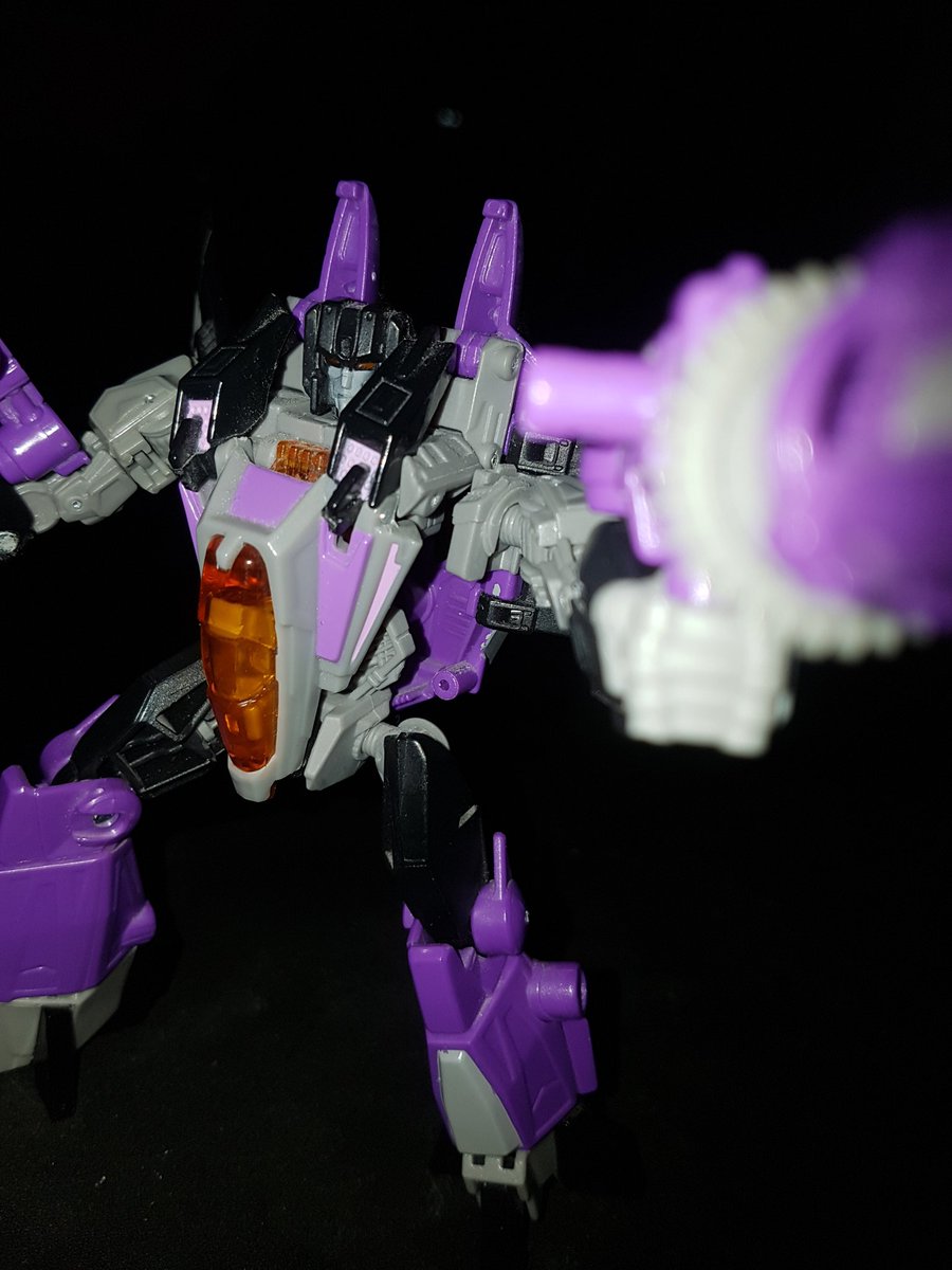 TheLocalBard's tweet photo. Couple of random pics from a few nights ago. Was gonna take more pics of both of them but wasn't feeling it.
#Transformers #Decepticons #Skywarp #Seekers #BigFirebirdToy #MagicHenshin #Thunderlight #RobotGirls #ToyPhotography https://t.co/ULw5ED1mcY