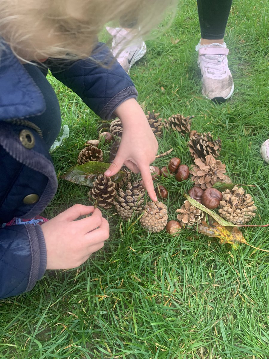 Today we went outside and explored Rangoli patterns during this we discussed repeated patterns and shape! The EYFS team did amazing <a href="/Missdavidson56/">Miss Davidson</a> <a href="/MrsW2200/">Mrs Williamson</a> <a href="/Tockwithcofe/">Tockwith CE Primary Academy</a> #mathsweek🍁🍂🍃🌸🌺🌷