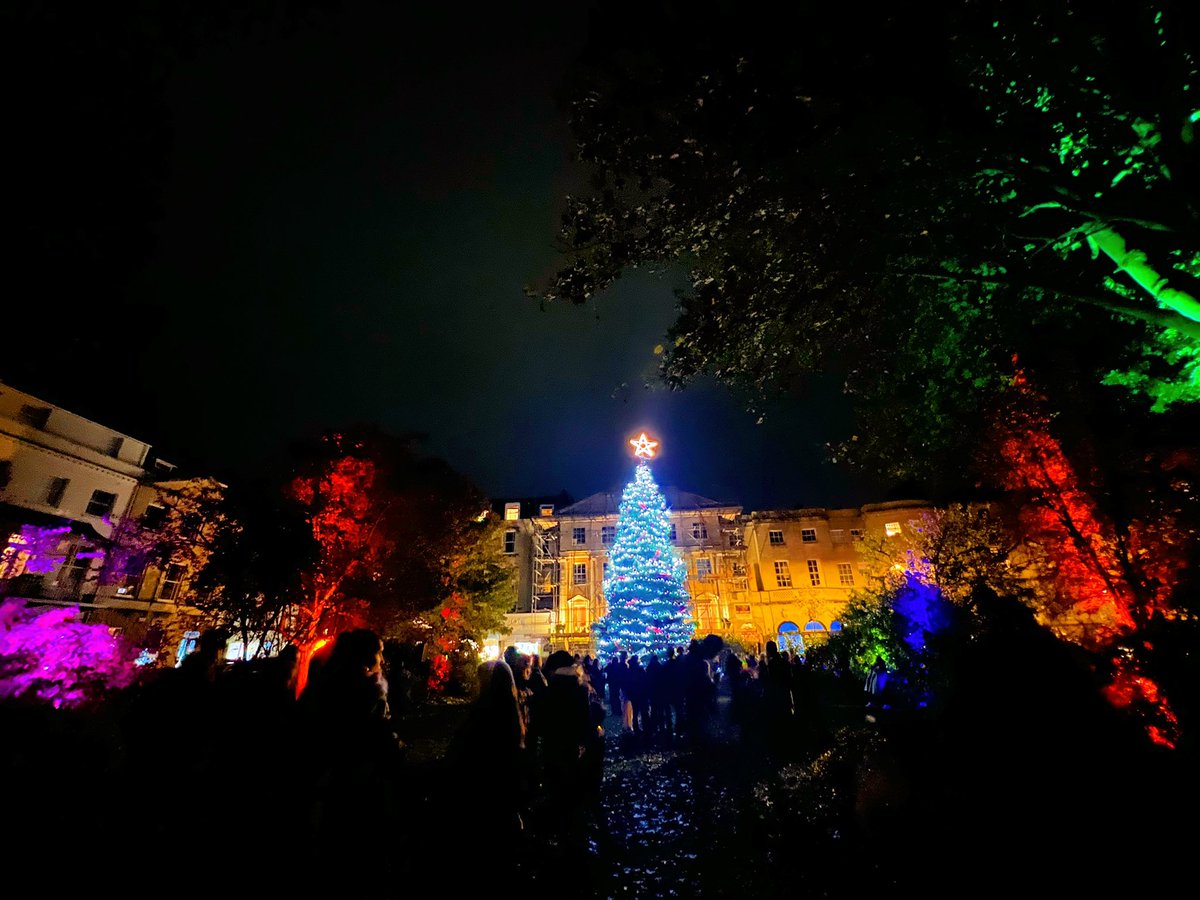 What an incredible evening!🌟 Thank you to all who came to join us for our Christmas Lights Switch on! 🎄✨ To our local celeb @joesims10 for switching them on, to the Carol Singers, to all our organisers, and all of our GORGEOUS businesses for keeping us well fed and watered!🍷