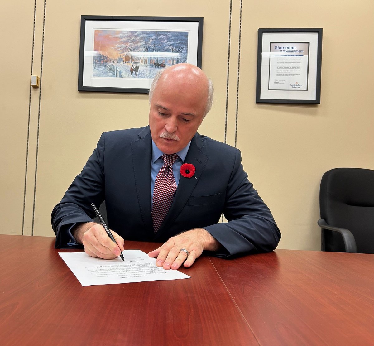 HCS_GovNL's tweet image. Minister Osborne is happy to proclaim November as #FallPreventionMonth. Highlighting this month will assist in encouraging Canadian organizations to work together to prevent falls and fall-related injuries in the future.