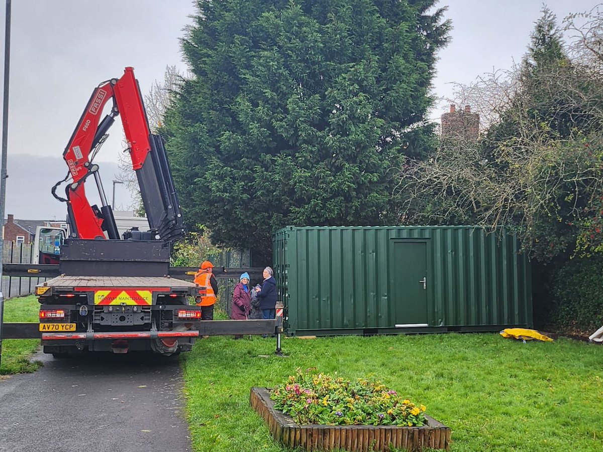 This morning the Friends of Kingswood Park had their new container delivered. This will make a huge difference for them as they now have a safe place to store equipment. ❤️ 🌺 🌳