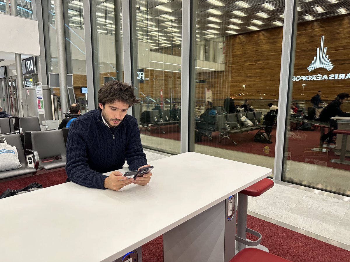 anatolium's tweet photo. Ils ont voulu nous arrêter. 

En zone internationale, dans l’attente d’être exfiltrés. https://t.co/uX5n2ivpz7