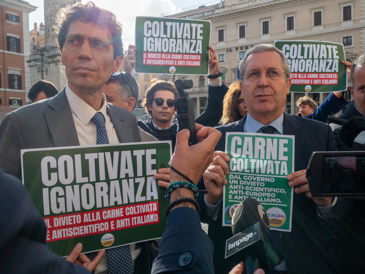 COLTIVATE IGNORANZA Dopo l’aggressione di questa mattina, il Presidente di Coldiretti continua a far finta di non capire. Eppure il cartello che abbiamo esposto oggi davanti a Palazzo Chigi parla chiaro ed è rivolto esclusivamente a chi ha pensato, voluto e sostenuto questo