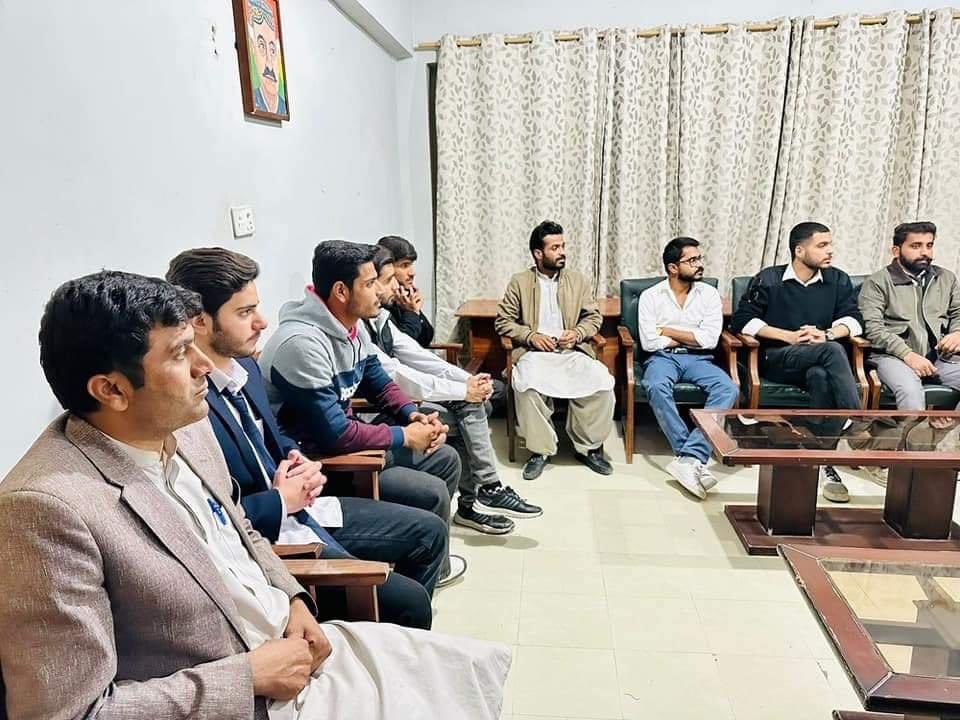 ZagrDeenar's tweet photo. مرکزی سیکرٹریٹ بلوچستان نیشنل پارٹی
بلوچ اسٹوڈنٹس آرگنائزیشن آئی ٹی یونیورسٹی کاوفد بی این پی کے سنٹرل ایگزیکٹو کمیٹی کےرکن وضلعی صدر غلام نبی مری سے ملاقات کررہے ہیں اس موقع پارٹی کےمرکزی سوشل میڈیا کے ممبر ادریس پرکانی حمید بلوچ صفی پرکانی قدوس بلوچ علی سمالانی و دیگر موجود تھے https://t.co/Tb7i34Enyh