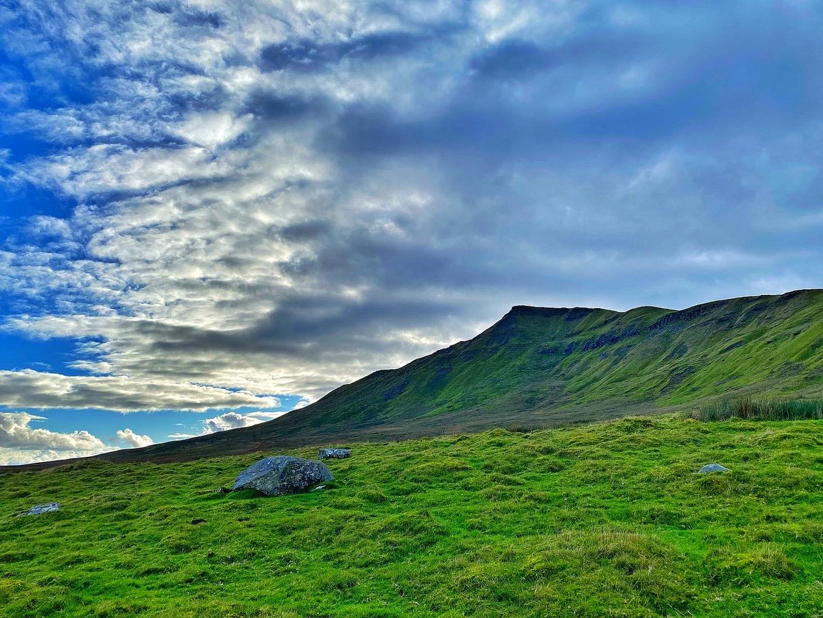 oldcrofthouse's tweet photo. Dylan soon let’s us know when he has had his fill of decorating, well that’s our excuse to get the trainers on for a quick trip up Wild Boar Fell to see the sea and bask in the last of the days Autumn sunshine…
#makethemostoflife #workhardplayharder https://t.co/seQcucrM2R