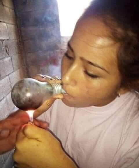 B0RRACHIT0's tweet image. Ella es Gabriela y es una de las pocas chicas de Tlalpujahua, Michoacán, que sigue la bonita tradición de elaborar esferas navideñas a través de la técnica de vidrio soplado.

En esta temporada compra tus esferas con los artesanos mexicanos. ¡Apoya lo local!