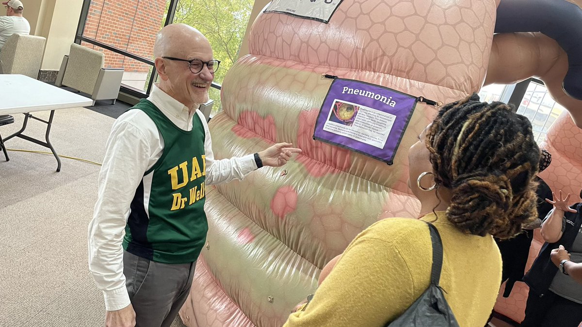 Happening now! Giant inflatable 🫁 at UAB North Pavilion. #LoveYourLungs @uabmedicine @UABPulmonary