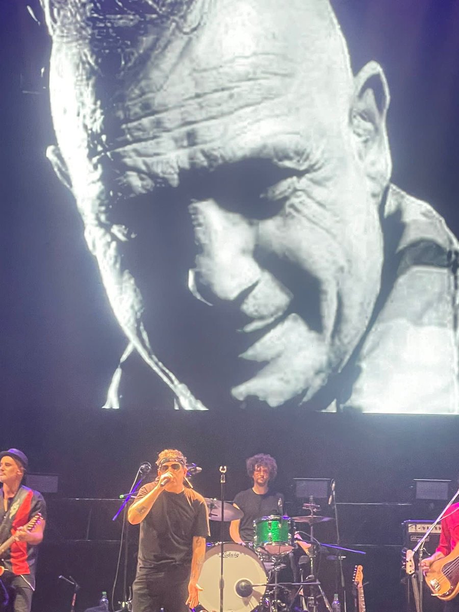 ignatius_1984's tweet photo. Homenaje de Calamaro a Ricardo Iorio https://t.co/etfPsw5Mzt