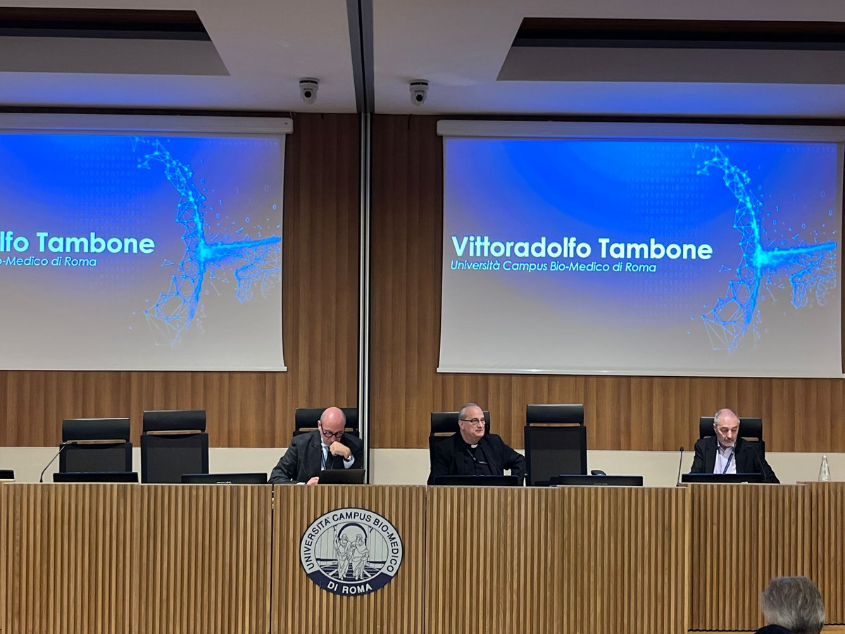 Prima ancora di plasmare l’#IA, occorre chiedersi: quale idea di mondo e #umanità si desidera? Il discussant Vittoradolfo Tambone, docente #UCBM, apre il dibattito al convegno #ConsultingCommittee: recuperare l’idea umanista europea ritrovando un pensiero critico riflessivo.