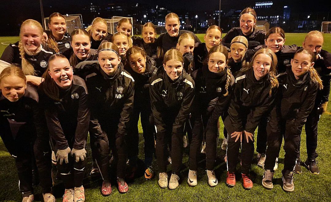 Esikuvalta vinkkejä nuorille futareille 🤩

TPS-kasvatti Elli Pikkujämsä vieraili Tepsin 2009- ja 2010-syntyneiden tyttöjen treeneissä. Maajoukkuepuolustaja Pikkujämsä kävi kertomassa junioreille ammattifutarin elämästä.

📝Lue lisää: fc.tps.fi/uutiset/maajou…

#FCTPS #Turku #TKOMV