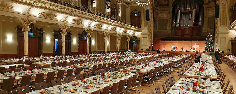 Am 24. Dezember gibt es wieder die traditionelle Heiligabendfeier für einsame und alleinstehende Menschen in der Historischen Stadthalle in Wuppertal. Dafür werden 150 ehrenamtliche Helferinnen und Helfer gesucht!
zentrumfuergutetaten.de/aktionen/detai…