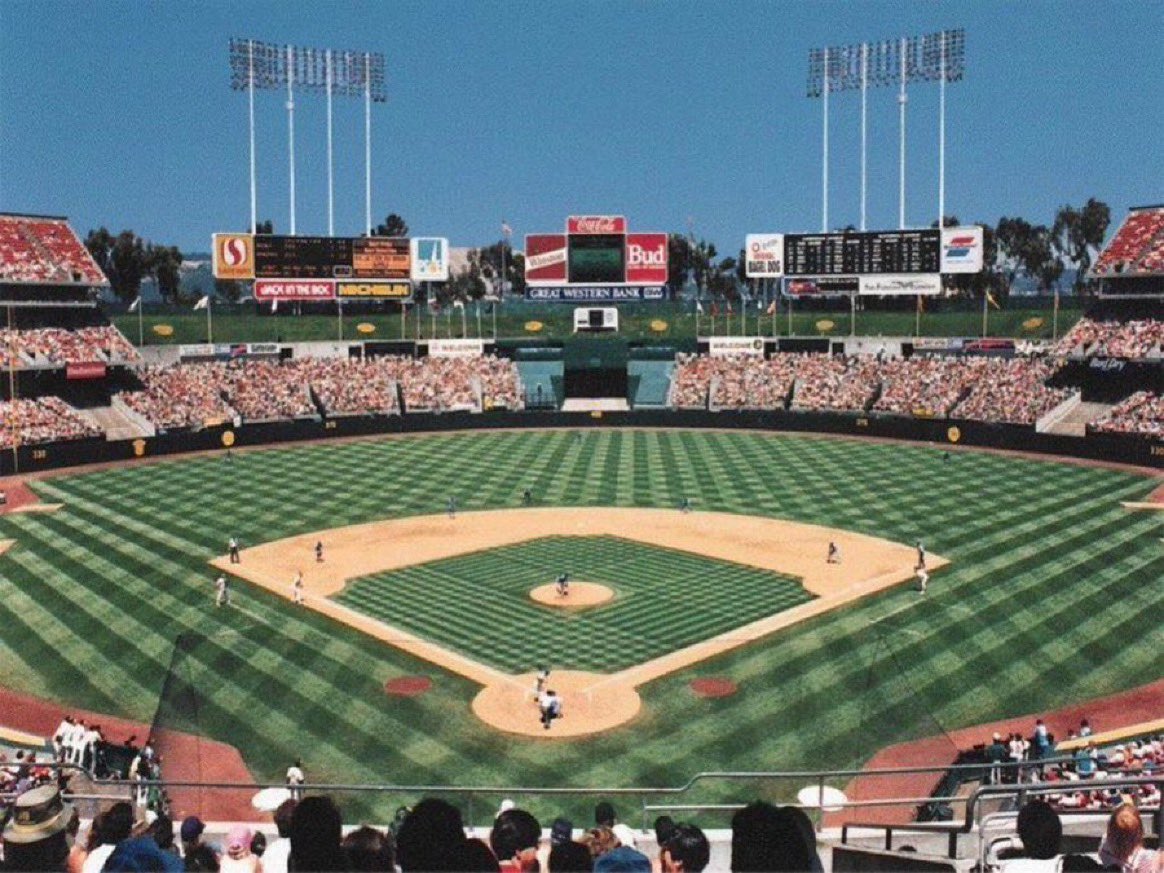 nut_history's tweet photo. I’m sorry A’s fans - Oakland Coliseum used to be so pretty. #Athletics https://t.co/3qFoFOb9yU