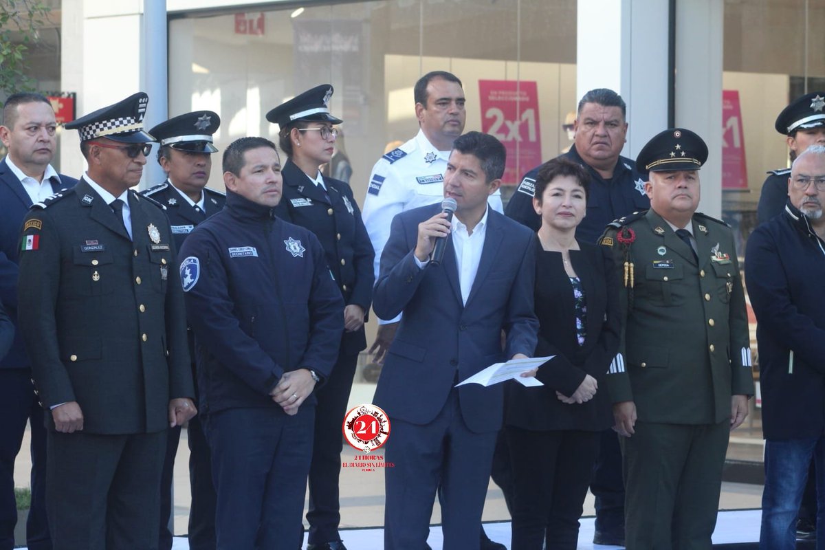 24HorasPuebla's tweet photo. El @PueblaAyto da inicio al operativo del #BuenFin2023 👮‍♀️👮

Photoshooter @JimmyCid1 📸 https://t.co/s5HREBHNi6
