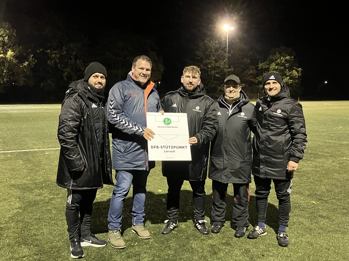 SBFVde's tweet photo. Neuer DFB-Stützpunkt beim FV Lörrach-Brombach e.V. 📷📷
📷 Weitere Infos über den Link 📷 https://t.co/LzbF81h7d4

#dfb #stützpunkt #sbfv #südbaden https://t.co/xUOi5LTm5W