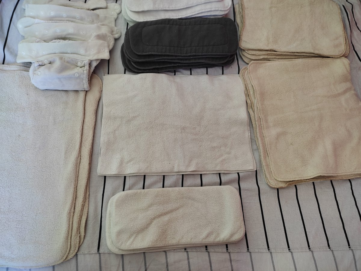 Marycmuller's tweet photo. Estou vendendo enxoval completo de fralda de pano. É o suficiente pra uso exclusivo e tô fazendo muuuito barato. São 43 absorventes e 24 fraldas por 500 reais.  

RT da amizade até chegar em alguém que quer economizar dinheiro com a cria. 

Mando pelo correio. https://t.co/zTneSm0SzI