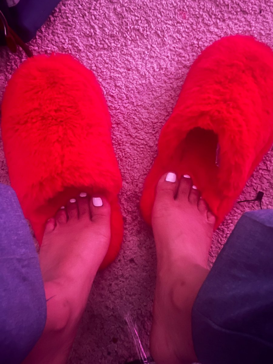 DessiTTG's tweet photo. I done walked over 5000 miles with my job but these toes won’t tell😻 #maillady #cutefeet she did me well yesterday! https://t.co/1aOuNtNGWU