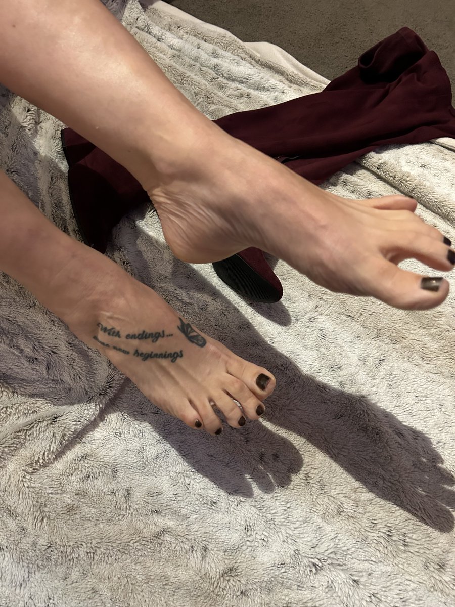 KimberleyToes's tweet photo. Just took off the boots. @dnudges
#LeatherBoots #boots #suedeboots #thighhighboots #cfmboots #thighboots #overthekneeboots #fashion #highheels #bootseason #fashionboots #kneehighboots #bootslover #feetfinder #feetpicsforsale #FeetPics #blonde #milf #longblondehair https://t.co/OHNRnmDqVo
