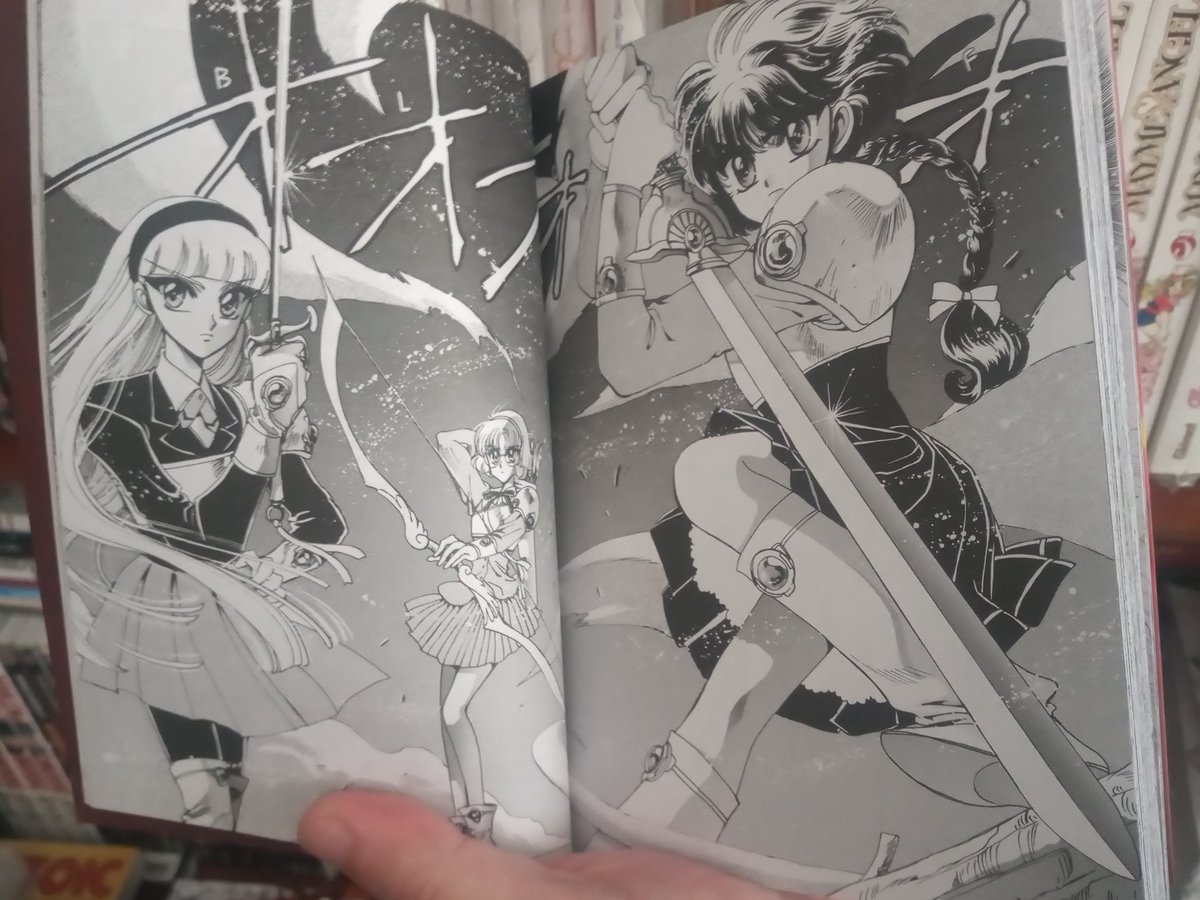 Esta semana una de las obras que charlamos es Magic Knight Rayearth, de las CLAMP. Les dejo un poco de la hermosa edición que sacó <a href="/ivreality/">Ivrea Argentina</a>