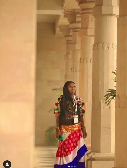 AkritaReyar's tweet photo. Tribal artist @RashtrapatiBhawan during art exhibit #SilentConversation. A recognition that their stories, traditions, and artistic brilliance deserve a prominence in the national narrative. Inclusivity, breaking barriers &amp; celebrating the diverse hues of India's cultural mosaic. https://t.co/1YNUIBizRN