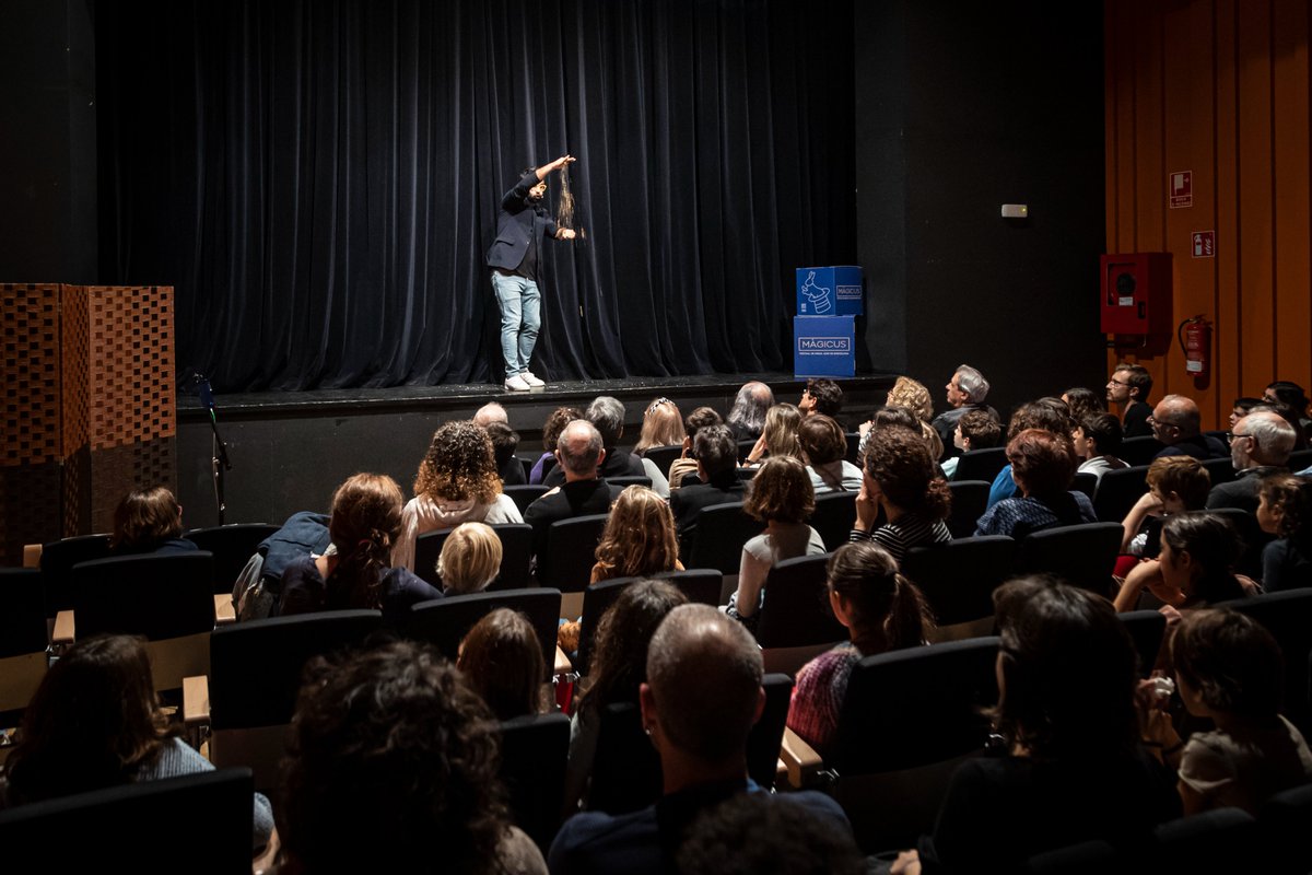 📢El <a href="/festivalmagicus/">Festival Màgicus</a> escalfa motors!
No us perdeu aquesta entrevista a Xarxanet.org amb el nostre director artístic 🪄

👉Albert Olivés: “El Màgicus vol ser una cita imprescindible per al jovent que vol dedicar-se a la màgia”

xarxanet.org/cultural/notic…