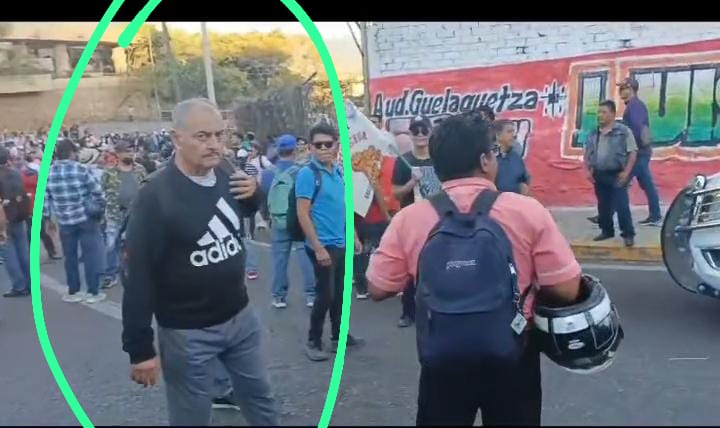 Imagen_Oax's tweet photo. Jesús Sánchez Toledo, profesor de la Escuela Telesecundaria de San Jacinto Amilpas "Patria Joven", fue quien alentó la #agresión en mi contra, durante la cobertura del fallido boicot del #1erInforme del Gobernador @salomonj, el otro agresor se está por identificar.

Como viles delincuentes, disfrazados de "maestros combativos", es como agredían a la ciudadanía que intentaban pasar el bloqueo que realizaban en el lugar, al documentar lo sucedido fue la molestia de los pseudo profesores que amenazaron a que no los grabara y borrara el material, fue que sobre vino la agresión; la líder magisterial de la @Seccion22Cencos, Jenny Aracely Pérez Martínez, ni se inmutó.

Agradezco al gremio periodístico por sus mensajes y llamadas de solidaridad, afortunadamente solo fueron empujones.
 #Oaxaca. @Betillocruz
@MairaRicardez @sofyvaldivia @GPS_noticias @Parola89 @Quadratinoaxaca @NADIASANABIA @saycru @ElTigredFormula @NahumV10 @Estado20 @efektoaguila @ELPINERO