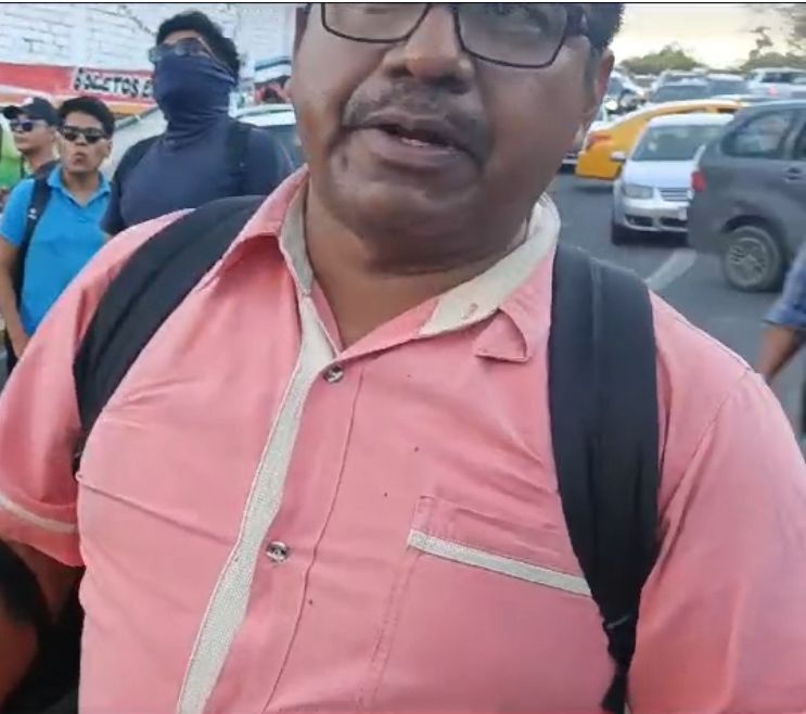 Imagen_Oax's tweet photo. Jesús Sánchez Toledo, profesor de la Escuela Telesecundaria de San Jacinto Amilpas "Patria Joven", fue quien alentó la #agresión en mi contra, durante la cobertura del fallido boicot del #1erInforme del Gobernador @salomonj, el otro agresor se está por identificar.

Como viles delincuentes, disfrazados de "maestros combativos", es como agredían a la ciudadanía que intentaban pasar el bloqueo que realizaban en el lugar, al documentar lo sucedido fue la molestia de los pseudo profesores que amenazaron a que no los grabara y borrara el material, fue que sobre vino la agresión; la líder magisterial de la @Seccion22Cencos, Jenny Aracely Pérez Martínez, ni se inmutó.

Agradezco al gremio periodístico por sus mensajes y llamadas de solidaridad, afortunadamente solo fueron empujones.
 #Oaxaca. @Betillocruz
@MairaRicardez @sofyvaldivia @GPS_noticias @Parola89 @Quadratinoaxaca @NADIASANABIA @saycru @ElTigredFormula @NahumV10 @Estado20 @efektoaguila @ELPINERO
