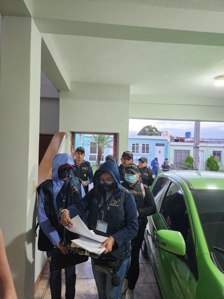 perrobravosoy's tweet photo. #Ahora El MP y PNC ejecuta allanamientos y órdenes de captura en contra de 27 personas, en seguimiento a una investigación por la toma de la USAC. La diputada electa por Movimiento Semilla para el próximo periodo, Marcela Blanco, denunció la llegada del MP y ya fue detenida. https://t.co/4NMni1O698
