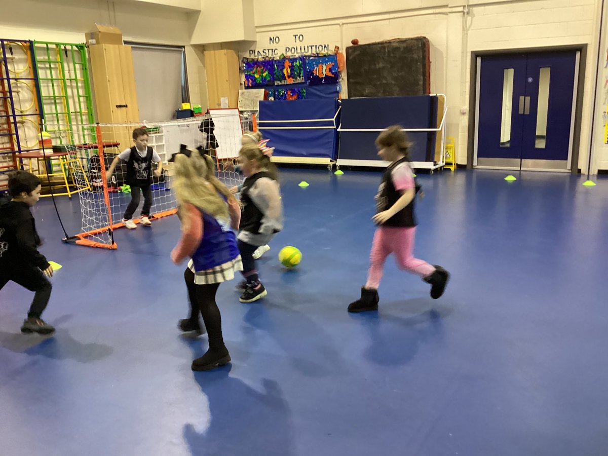 MrsEvansMLP's tweet photo. We’ve enjoyed another great session with #firstkickfootball this afternoon. Today was all about building our teamwork skills in a mini football match where we listened to one another and passed the ball in a way that gave us the best chance t score. @MabLanePE https://t.co/NgCpTvYGeK