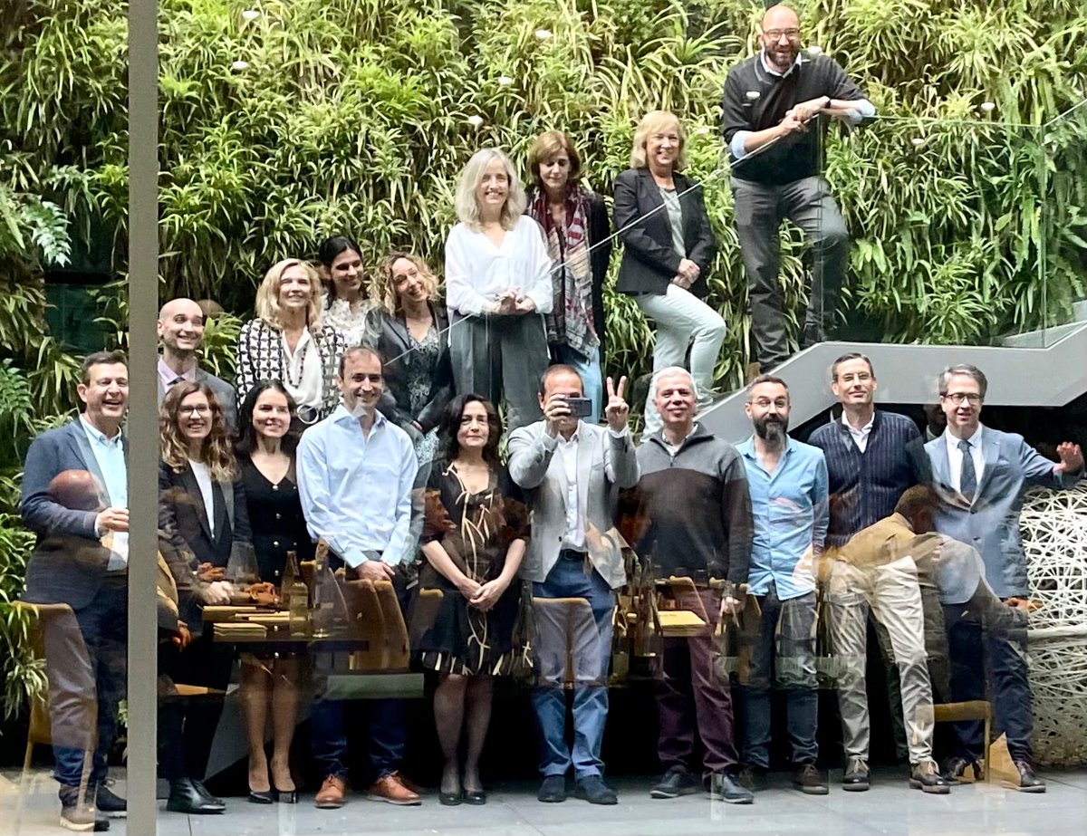 Como “refleja” la imagen… siempre es un lujo participar en las reuniones de la Junta Directiva de @GrupoGetne En #Getne2023 Barcelona. @Ja_Capdevila @drenriquegrande @olmo_maribel @MonicaMarazuela @GCarboneroLab @elenamartin2222 @PaulaJFonseca @JHernando3