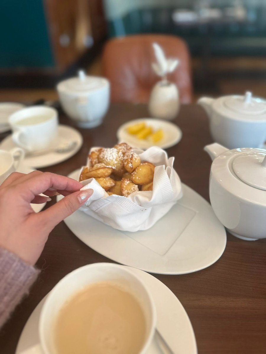 🇨🇦 Toronto's best madeleines are small and light, scented with lemon 🍋 and perfectly paired with a nice glass of London Fog.😋
#Toronto