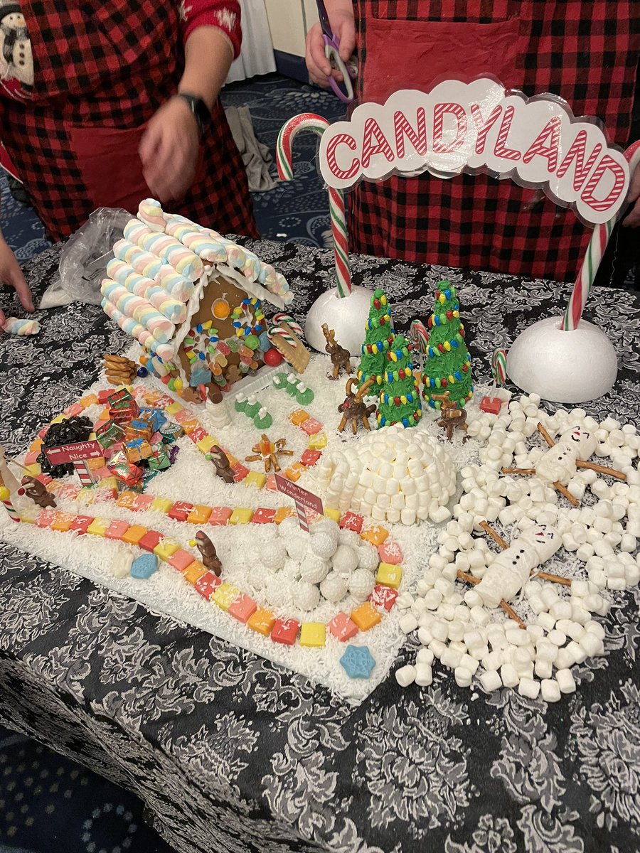 kimberly_yeg's tweet photo. Ohh! ๐ฅณSome of the Epic #gingerbreadhouses designed in support of the @ChristmasBureau
Our @963thebreeze / stingray didnโt win. But I love the Santaโs Surf Shack design and theme. Congrats to @EdmRiverhawks and Chartwell for coming first and second. #yegfun https://t.co/orerMSfuZr