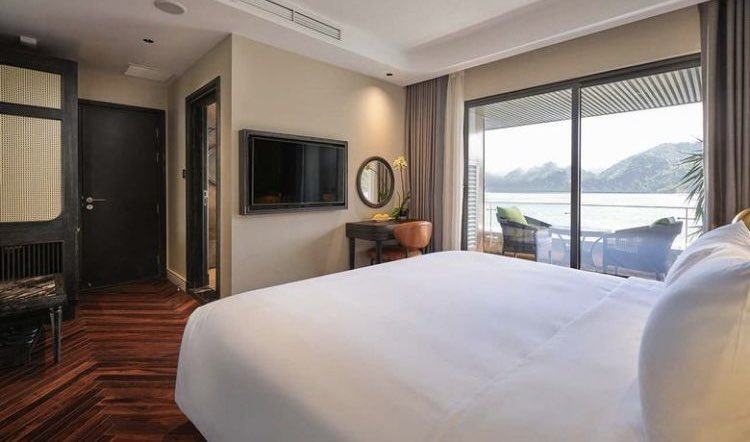 kallamigdavid's tweet image. Nästa stopp blir en kryssning i Vietnam. En natt kostar 5000kr. Mat ingår. Det finns även möjlighet att spela minigolf på båten. 😅 Tveksamt om det är prisvärt men börsen har gått ganska bra så det känns okej. #Resa