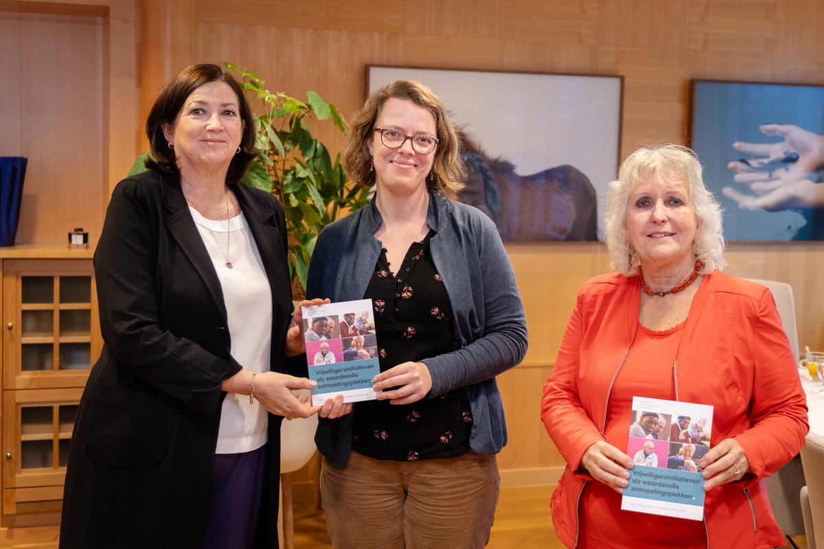Laagdrempelige activiteiten voor en door burgers leiden tot meer onderlinge #verbondenheid en #betrokkenheid, blijkt uit een nieuw onderzoeksrapport van de UvH. Vandaag werd het rapport overhandigd aan demissionair minister Conny Helder (<a href="/ministerLZS/">ministerLZS</a>). → t.ly/mPwS4