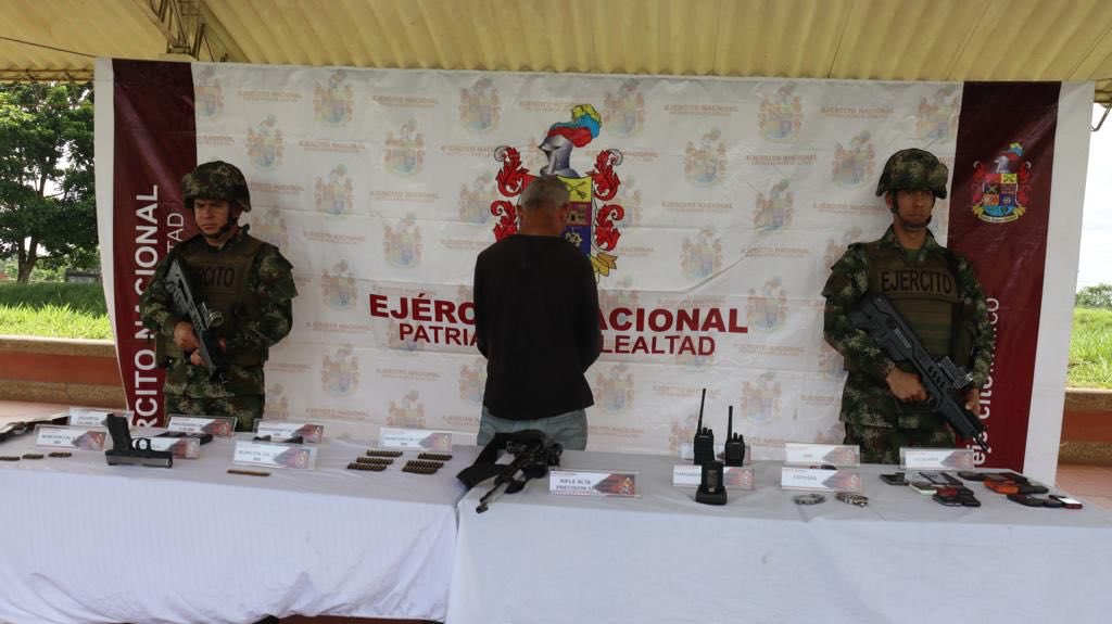 FuerzasMilCol's tweet photo. #FueNoticia | Tras ofensiva desplegada por las tropas de @Ejercito_Div8 y @FiscaliaCol para combatir el secuestro y la extorsión en #Arauca, se logró la captura de seis sujetos que pertenecerían a los grupos armados del Eln y las disidencias de las Farc.
#ContundenciaOperacional https://t.co/yULrpO1y32