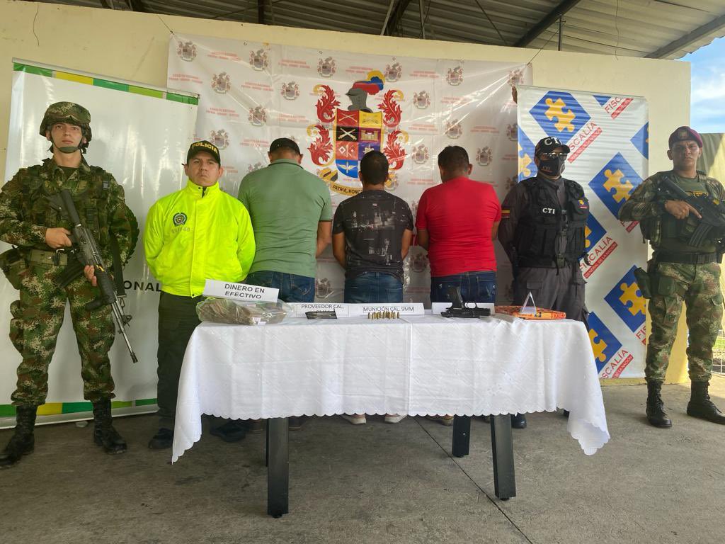 FuerzasMilCol's tweet photo. #FueNoticia | Tras ofensiva desplegada por las tropas de @Ejercito_Div8 y @FiscaliaCol para combatir el secuestro y la extorsión en #Arauca, se logró la captura de seis sujetos que pertenecerían a los grupos armados del Eln y las disidencias de las Farc.
#ContundenciaOperacional https://t.co/yULrpO1y32