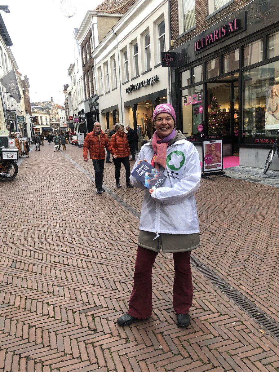 #TK2023 #flyeren in #Zutphen voor <a href="/PartijvdDieren/">Partij voor de Dieren</a> Stem voor een leefbare #Aarde voor al haar bewoners. We staan op het kantelpunt. Stem 22 november  om het tij te keren #KeerHetTij #partijvoordedieren  Er is een wereld te winnen.