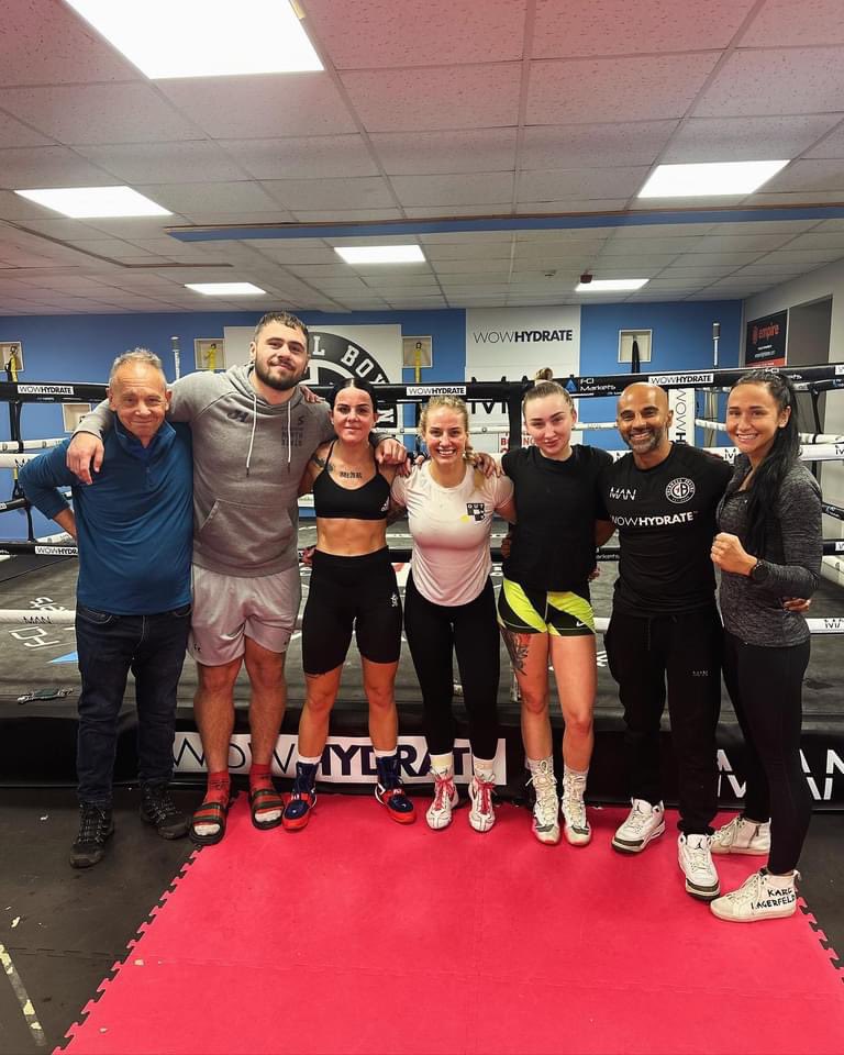 krysztal_'s tweet photo. morning sparring with the champ Ebanie “Blonde Bomber “ Bridges - Boxer and Stevi Levy🏴󠁧󠁢󠁥󠁮󠁧󠁿🥊, beautiful and sharp women in the ring 💪, thank you and see you soon girls 👌🥰. #boxingfighter #worldchampion #sparringday #pro #boxinglife #strongwomen #boxingworld #uk #boxinggym https://t.co/waszyAcNtp