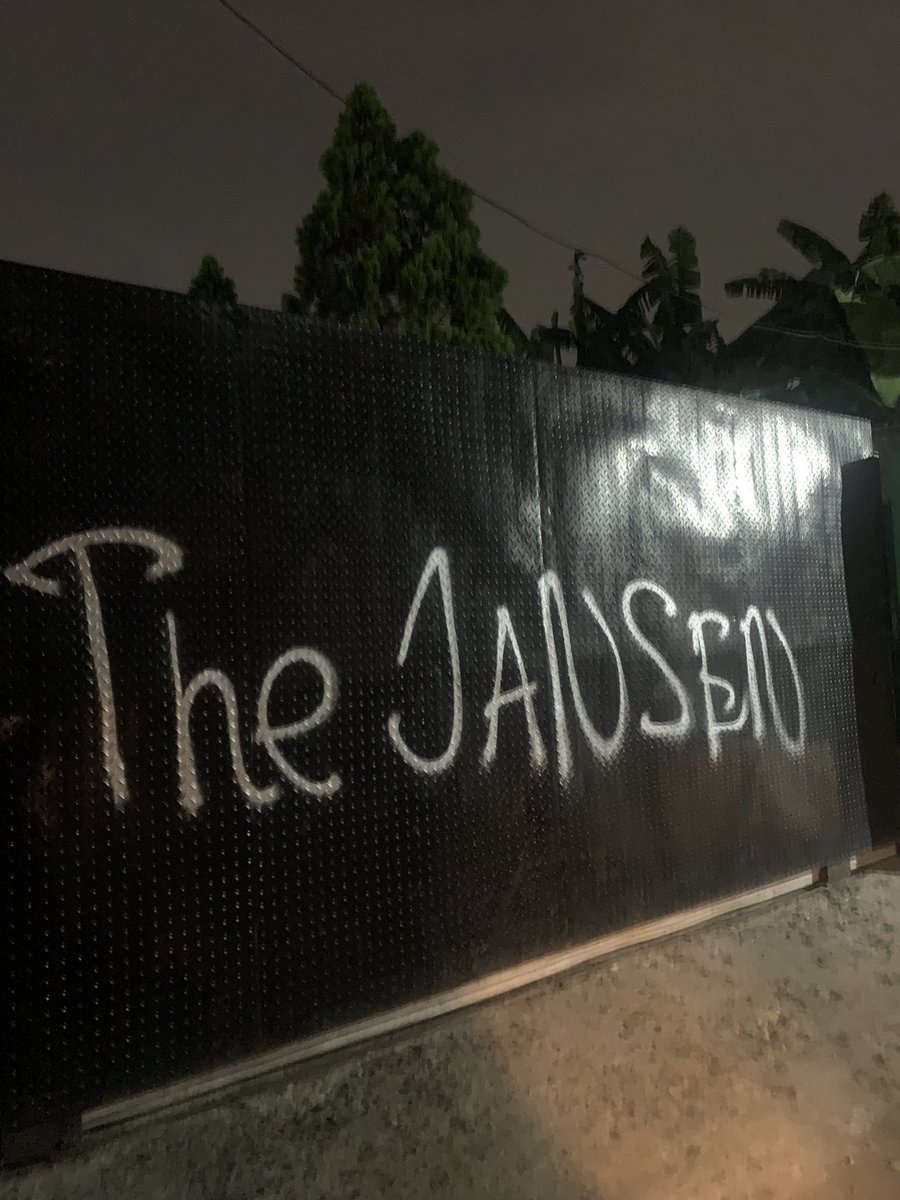 nafsutabiat's tweet photo. Salah apa ye pager garasi divandal “the jansen” ama bocil-bocil ciledug😭 https://t.co/pxrDCVQYKI