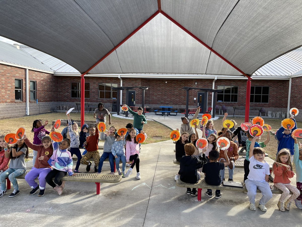Fun morning crafting with out DEAT buddies! 🦃 My 5th graders love spending time with their 1st grade friends <a href="/Mrs_MathisCCSD/">Megan Mathis</a> <a href="/ClarkCreekSTEM/">Joey Moss</a>