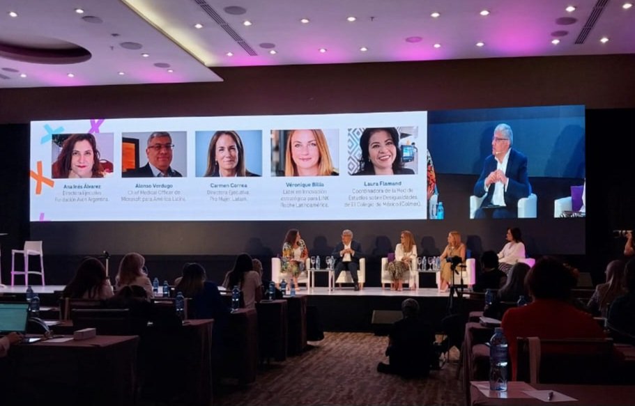 Norah_Gimenez's tweet photo. "Construyendo comunidades.  Activismo digital y acción colectiva para la Equidad Sanitaria de las mujeres". 
Tecnología e Innovación al servicio de la Salud. Mujer, Salud y Equidad @RochePressDay
FUNCA presente. We are here, because we care 💪
#GeneracionDelCambio https://t.co/dlG5GPFNuj